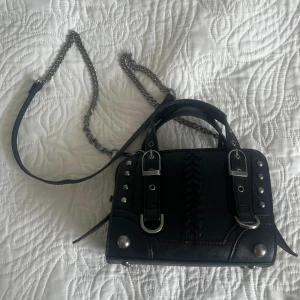 Zara väska - Säljer min väska från zara för att den inte används. Inga skador. Köpt för ca 400kr