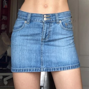 Lågmidjad jeanskjol - Så snygg lågmidjad jeanskjol från märket United colors of Benetton. Fina detaljer och knappar💓 Perfekt till sommaren!