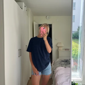 Tshirt - T-shirt i ”handduksmaterial”, använd ett fåtal gånger så i fint skick!🥰