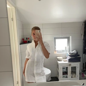Jeans klänning - Super din jeans klänning som sitter som en smäck. Säljer då jag har en nästan likadan