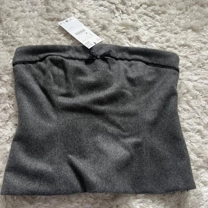 Grå topp zara  - Snygg grå topp med svart rosett från zara i storlek S