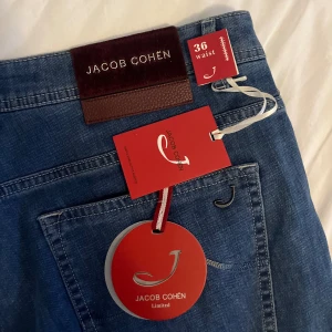 Jacob Cohen Slim Straight Jeans - Helt nya & oanvända cohens med tags kvar. Storleken motsvarar 47cm midja, 108cm längd & 18cm benöppning. Jeansen är stretchiga och det skönaste jag provat i jeansväg. Skriv privat för tydliga fitpics eller andra frågor.
