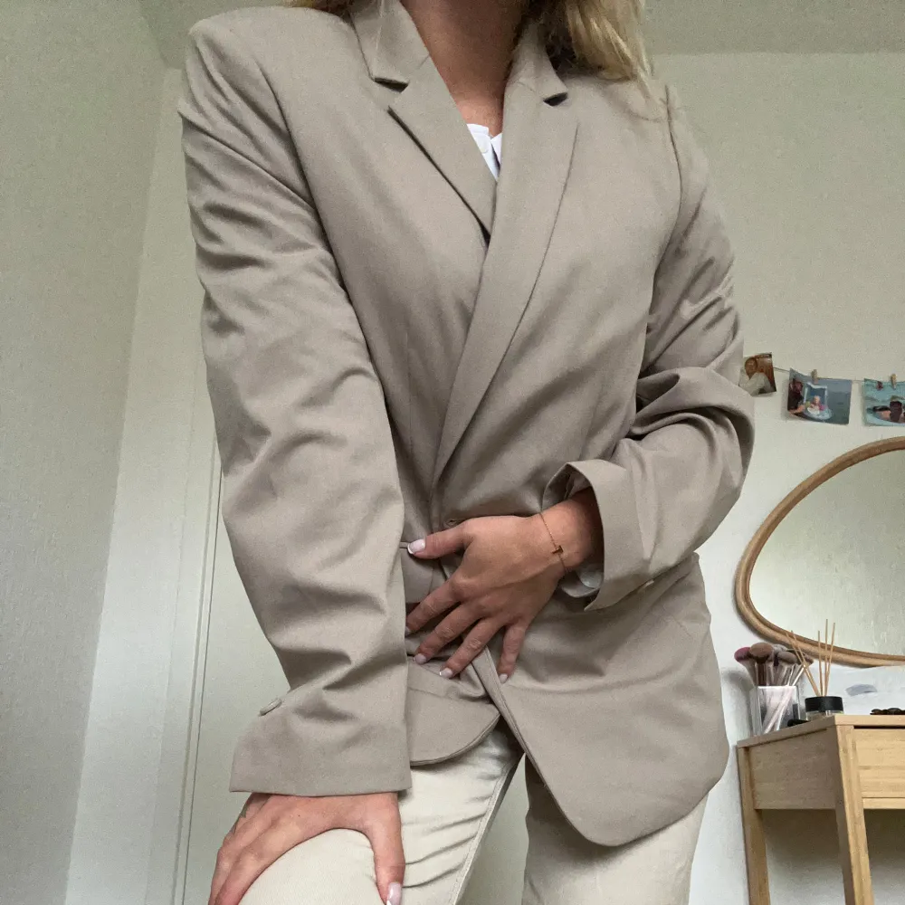 En blazer i en super fin beige färg från hm. Lite oversized i modellen, storlek 36. Använd 1 gång.. Kostymer.