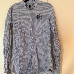 Blå randig Morris skjorta i nyskick! - Morris skjorta i strl S, med en riktigt skön passform.