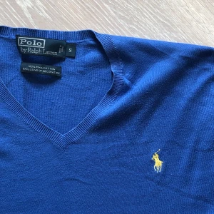Ralph Lauren tröja. - Nyskick. Använt max 5 gånger. 