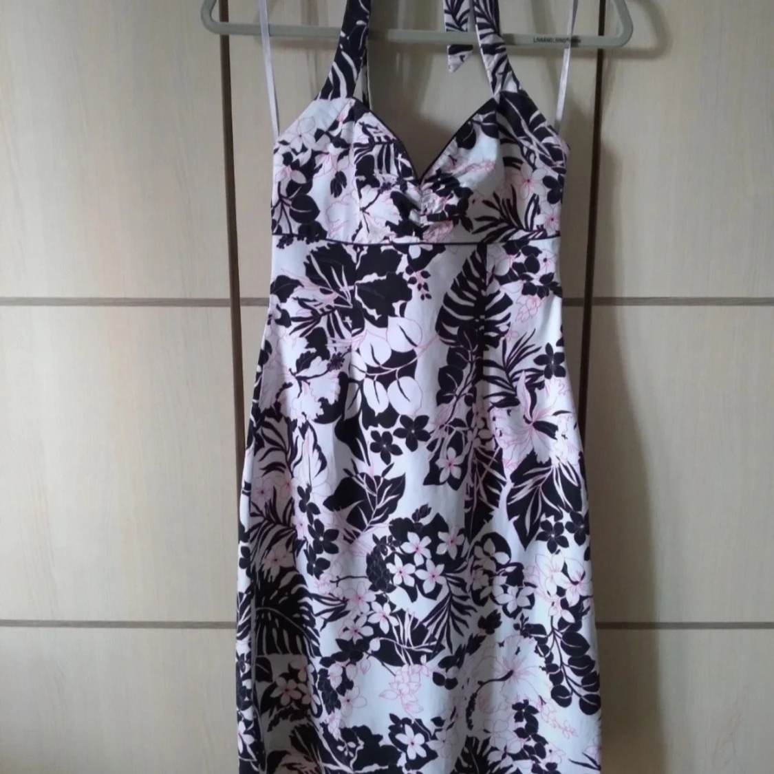 Klänning med barr rygg