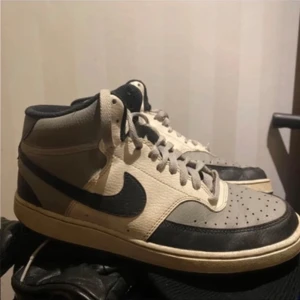 Nike skor - Tja säljer dessa som jag använt max en månad. Storlek 42. Nypris 900 kr.