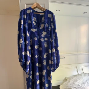 Adoore Positano Dress - Adoore Positano Dress, färg: Ocean Blue. Använd en gång, nyskick.