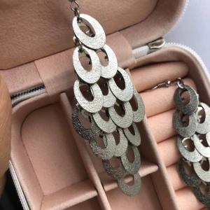 Örhängen  - Vackra örhängen, använda bara några gånger. Lite osäker på materialet, är med största sannolikhet silver men kan också vara stainless steel. Lätta i vikt och väldigt festliga.