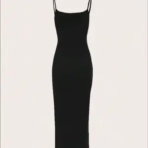 Säljer en svart tajt långklänning ifrån Shein. Den är i storlek Xs 34 och i nyskick!🤍🤍