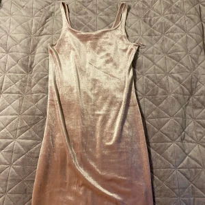 Rosa mini klänning - Rosa mini klänning från zara med slit där bak, passar på sommaren 