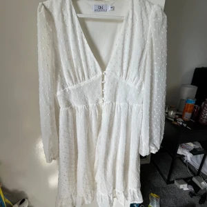 Maribelle dress, vit klänning - Vit klänning från dennis maglic. Nypris 899kr. Använd en gång.