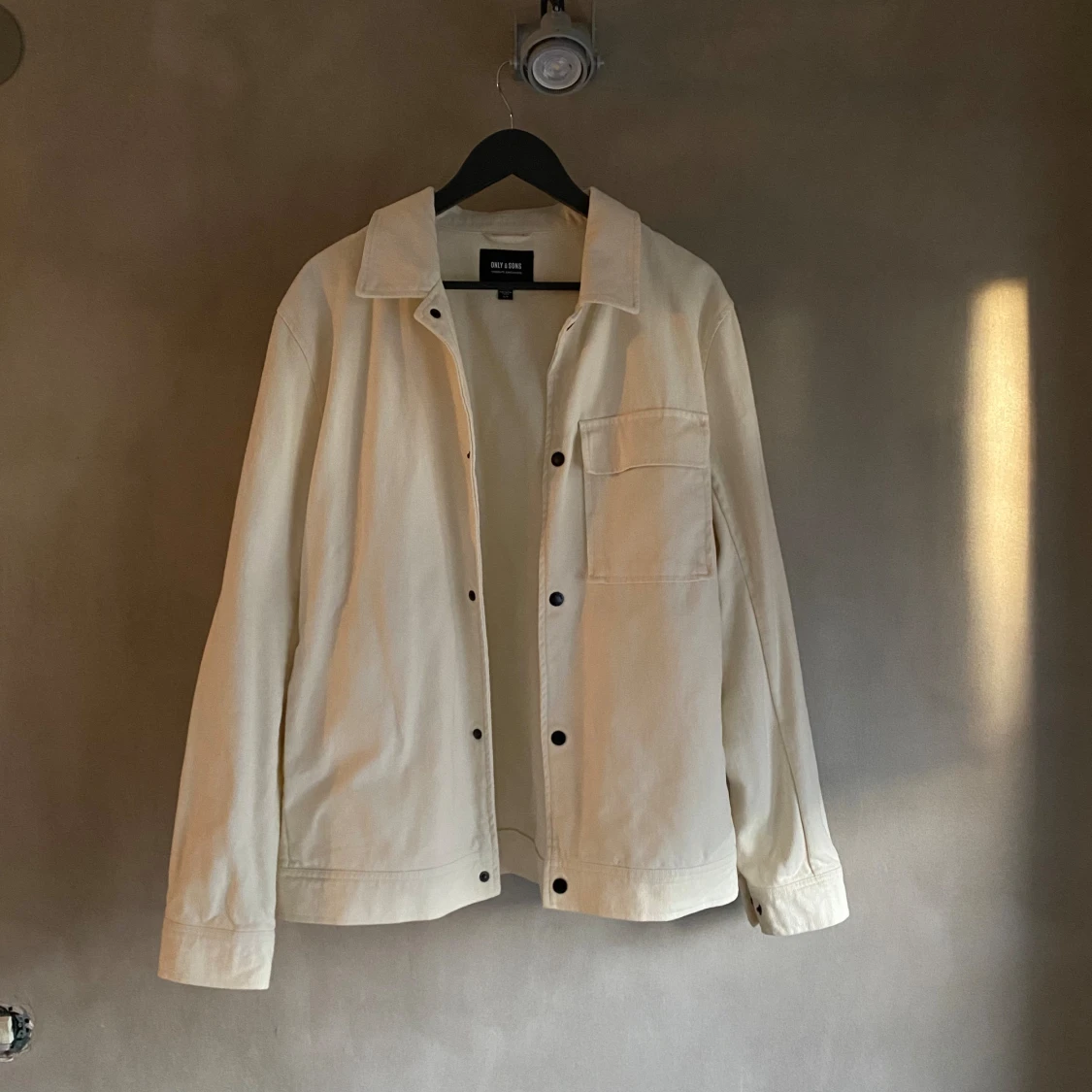 Vit overshirt från Only & Sons