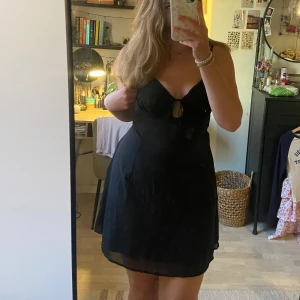 Svar klänning  - Svart sommar klänning med rosett som detalj och dragkedja på sidan till. I topp kvalitet och perfekt till en varm sommardag.💕