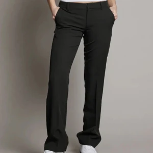 Lågmidjade Kostymbyxor Bik Bok - Snygga populära lågmidjade kostymbyxor från Bik Bok, säljer pga jag köpt de i fel storlek.