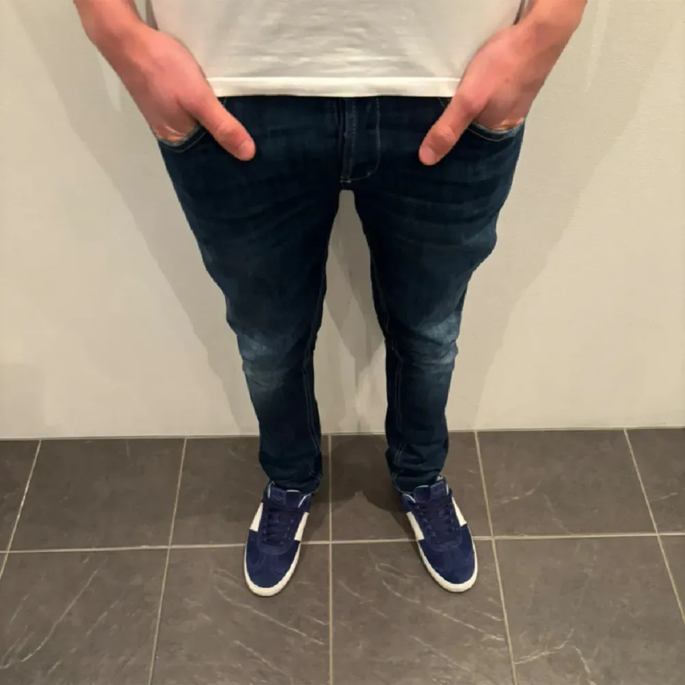 Säljer dessa sjukt trendiga dondup jeansen som är i modellen George. Dessa kostar 4000kr nypris och är i ett 9,5/10 skick. Size (33). Jag säljer dessa för 1099kr! Pris kan diskuteras vid snabb affär.. Jeans & Byxor.