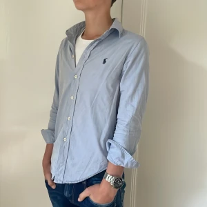 Ralph lauren skjorta  - * Polo Ralph lauren skjorta[] storlek 14y modellen är ca 169 men lite liten passar bra på någon som är runt 160-165[] custom fit[] andvänt skick men inga defekter eller liknande[]