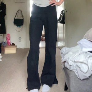 Svarta jeans - Säljer ett par svarta jeans med slit längst ner och en snygg söm på framsidan🤩Strl. XS, mått: 34cm (midja), 77cm (innerbenslängd), 29cm (grenhöjd)🙌🏻Använda ca 10 gånger och är felfri💗Billiga kläder➡️min profil❤️