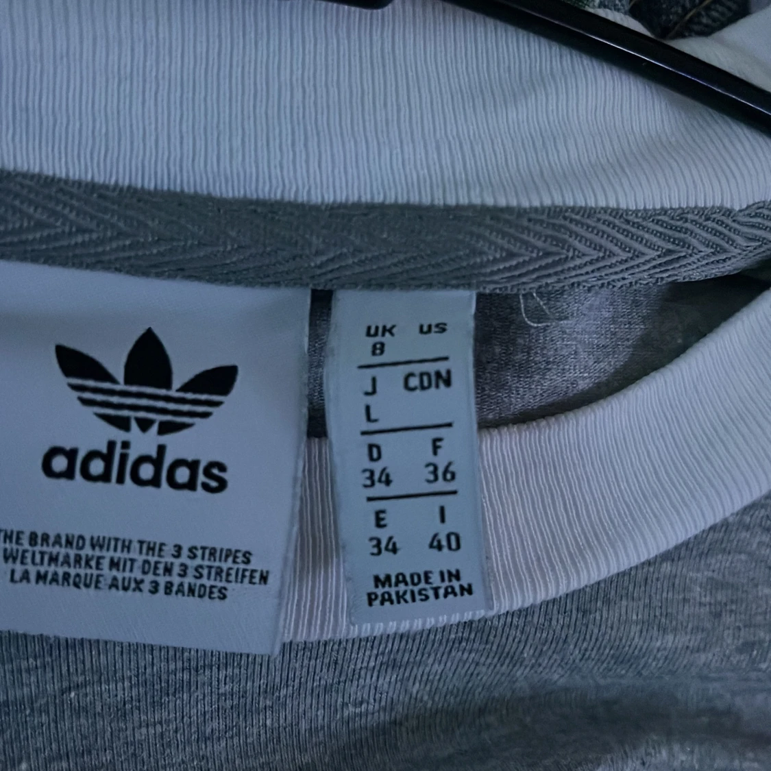 Grå adidas tröja  - 90