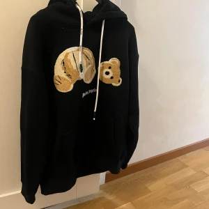 Palm angeles teddy hoodie - Jag säljer nu denna feta Palm angeles hoodie då den blivit för liten för mig. Skick: 9/10 Storlek: m Använd 1 säsong Nypris 6700kr Dm’a vid frågor