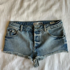 Lågmidjade jeansshorts - As snygga lågmidjade jeansshorts som passar perfekt nu till sommaren. Är tyvärr för små för mig och därav helt oanvända. Storleken är 38 men jag skulle säga att de passar bättre på någon som vanligtvis bär XS/S!