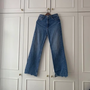 zara jeans - Så fina zara jeans som passar som lowwaist och high💕  Skriv vid frågor och pris kan diskuteras❤️