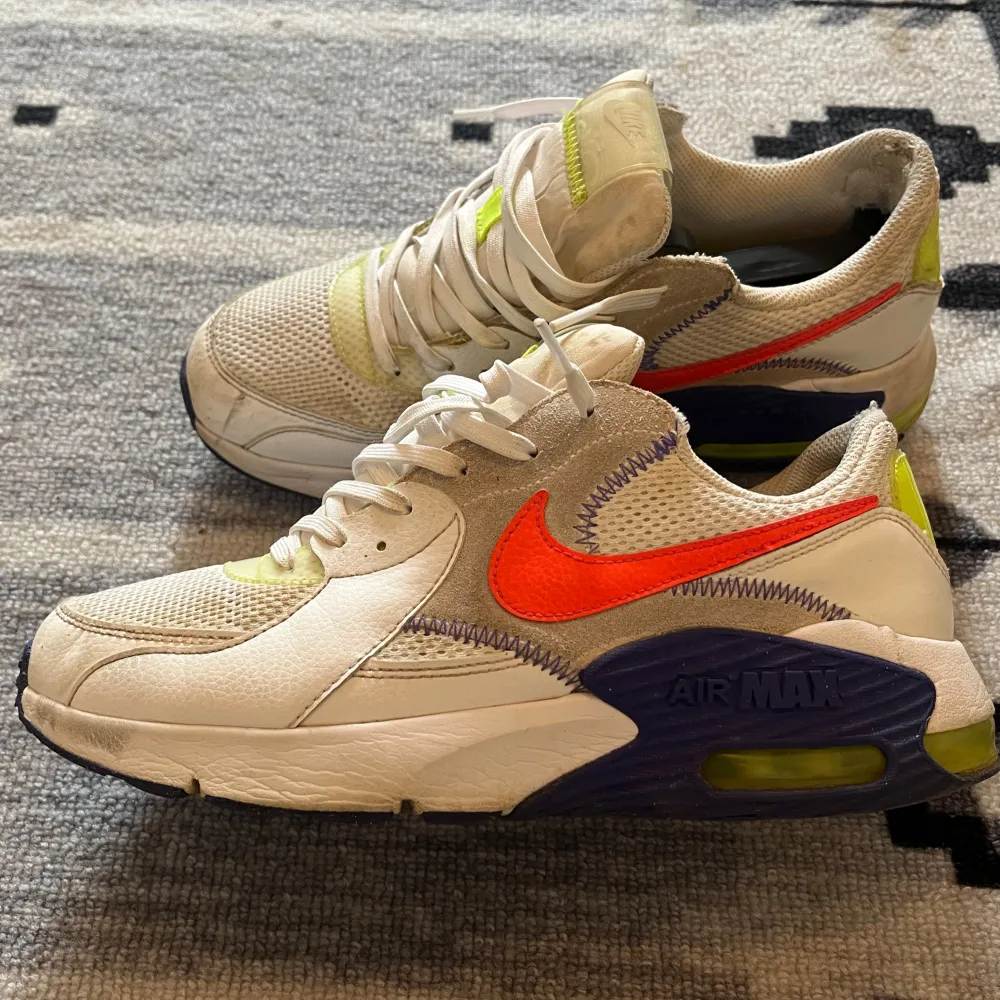  jag vill sälja min Nike air Max  Size 40 Skick 7/10. Har inte tvättat den i bilden men kan göra det innan jag skickar den. Pris 300 men kan diskuteras vid snabb affär. För fler frågor skriv pm  Allt gott. Skor.