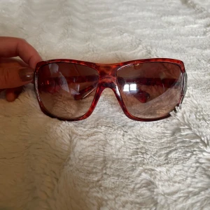 Retro solglasögon  - Jättesnygga solglasögon 🤩✨ som jag säljer pga att jag knappt inte använder solglasögon, gillar dem verkligen men kommer inte till användning…  