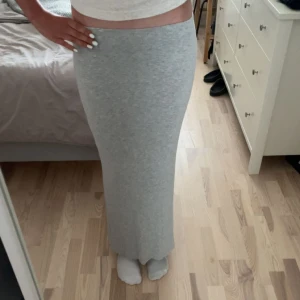 Grå lång kjol💕 - Jättefin lång kjol med en slits där bak, säljer då den är för kort för mig. 💕