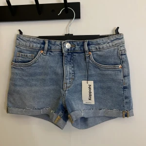 Jeansshorts - oanvända! - Jag säljer ett par jeansshorts från Kappahl i storlek 146 men passar 152/xs också! Helt oanvända, endast testade, lappen sitter kvar! De är mid waist! De kostar 279kr i vanliga fall, säljer för 149kr! Kan tänka mig gå ner i pris