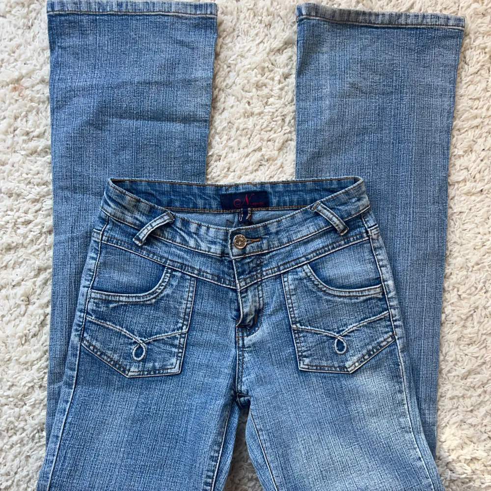 Så snygga lågmidjade Bootcut jeans, enligt lapp storlek 36 men passar en 34 innerbenslängd: 79 midjemått:33-37 x2  har som man ser ett litet ljusare parti på ena benet, men inget jag tycker man tänker på. Köp sker via köp nu, jag postar inom 24h.. Jeans & Byxor.