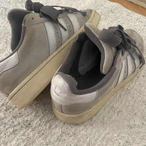 Adidas Campus 00 - Säljer mina Adidas Campus 00 i ljusgrå färg med vita detaljer. De är i använt skick och storlek 38 men passar även 38 och halv. 🩷