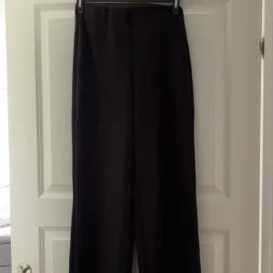 Kostymbyxor  - Jättefina kostymbyxor från bubbleroom i storlek XS men dom är lite långa på mig som är 167cm. Skick 10/10 använda 1 gång