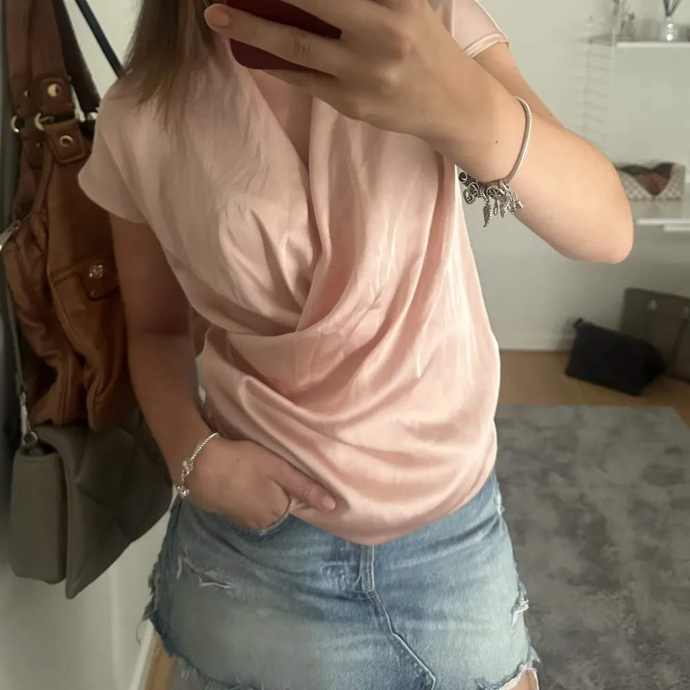 Jättesöt rosa satinblus från Lindex💖 Inga tecken på användning💗. Blusar.