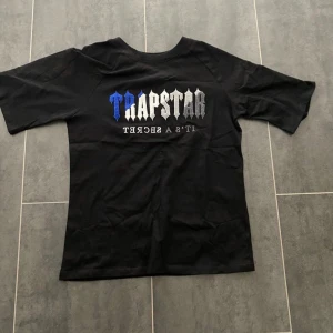 T shirt Trapstar - Trapstar t shirt i bra skick, aldrig använt och är skön. Skriv om intresserad 