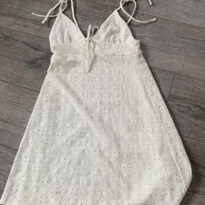 Vit klänning  - Jätte fin, skriv för mer bilder 