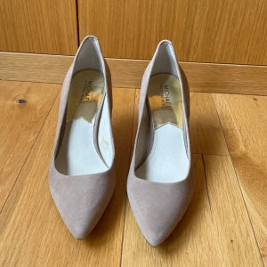 Beige pumps i mocka, stl 41 - Sparsamt använda