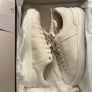 Balmain B-court flip sneakers - Vita sneakers från Balmain köpt via ABCD göteborg under 2023, endast testade aldrig använda då storleken var för stor.   Vid snabb affär kan pris diskuteras. 
