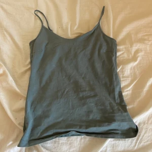 Linne - Säljer denna jätte fina toppen, Den är köpt på lager 157 för 50, säljer pågrund av att jag inte gillar färgen. Skriv för fler bilder och eventuella imperfektioner. Går att pruta, använd köp nu, köpare står för frakt.