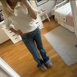 Stickad t-shirt!! - Så fin stickad t-shirt med ”volanger” på ärmarna, pärlknappar och gulligt mönster upptill. Super söt och perfekt varm. Tar inga fler bilder!! Använd gärna ”köp nu”!💘