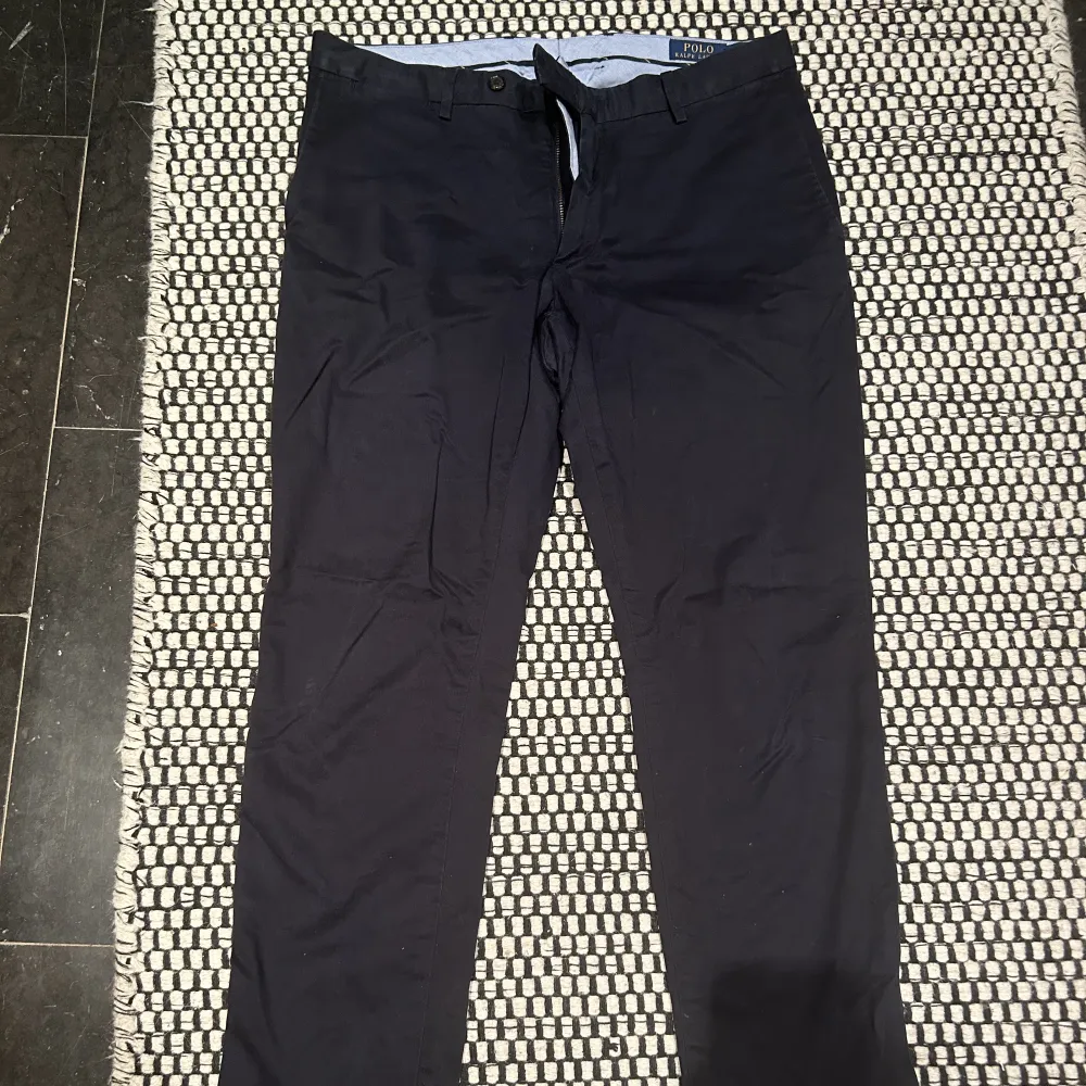 Säljer ett par Ralph Lauren chinos som jag köpte i julas. Använt typ 2 gånger då jag tycker de sitter för tajt. Skicket är som nytt. Ny pris 1995kr.. Jeans & Byxor.