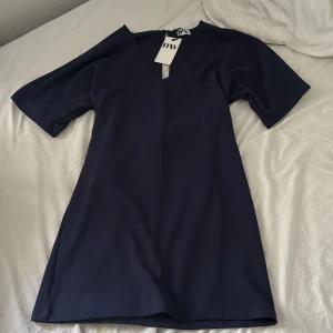 Klänning - En super fin blå klänning från make way! En klänning med knyttning. Den är helt oanvänd! Pris kan diskuteras 💞💞