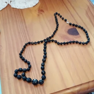 Halsband med svarta skimrande pärlor.lås. - Halsband med svarta skimrande pärlor lås.