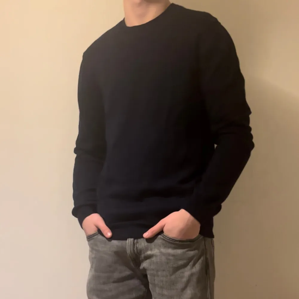 Fet tröja från Crocker i 100% ull. Passar under hela året och är ett basplagg man aldrig kan gå fel med. Storlek M, funkar för de flesta: modellen på bilden är 181 och väger 71kg. Hör gärna av dig vid funderingar!. Neuleet.