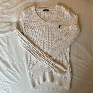 ralph lauren tröja - vit ralph lauren tröja utan defekter, tidigare köpt på plick därav ingen vetskap om grundpris osv😊(därav priset)🌸