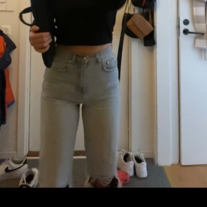slitna jeans  - säljer dessa ljusblå högmidjade jeans med hål på knäna från gina tricot, storlek 32 ☺️ (har klippt av dem för att de skulle passa min längd, är 160 cm)