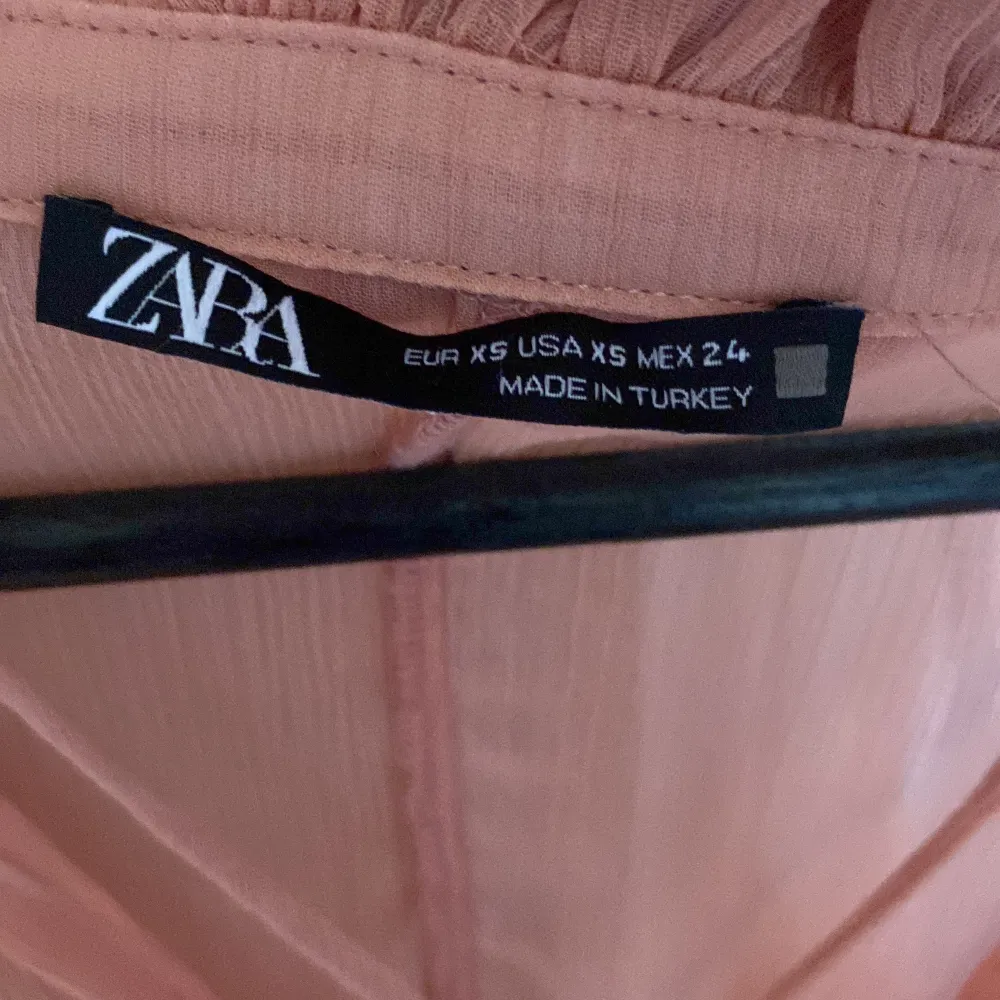 Helt ny tröja från zara aldrig använd, säljer då den inte är min stil🩷. Blusar.