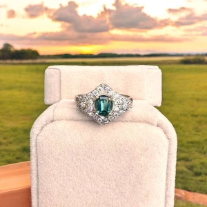 Eleganta naturlig blå turmalin silver ring  - Denna eleganta ring är tillverkad av 925 sterlingsilver och pryds av en imponerande naturell turmalinsten. Turmalinen, känd för sina fantastiska färger och unika skönhet, 