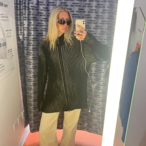 Coolaste byxorna - Riktigt snygga och sköna jeans. Nästan oanvända, säljer för dom blivit för små💫 strl s, jag skulle uppskatta midjemåttet till ca 74-78cm.