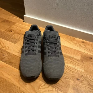 La trainers - Säljer dessa riktigt sköna La trainers då jag inte använder dom längre. Låda följer med 